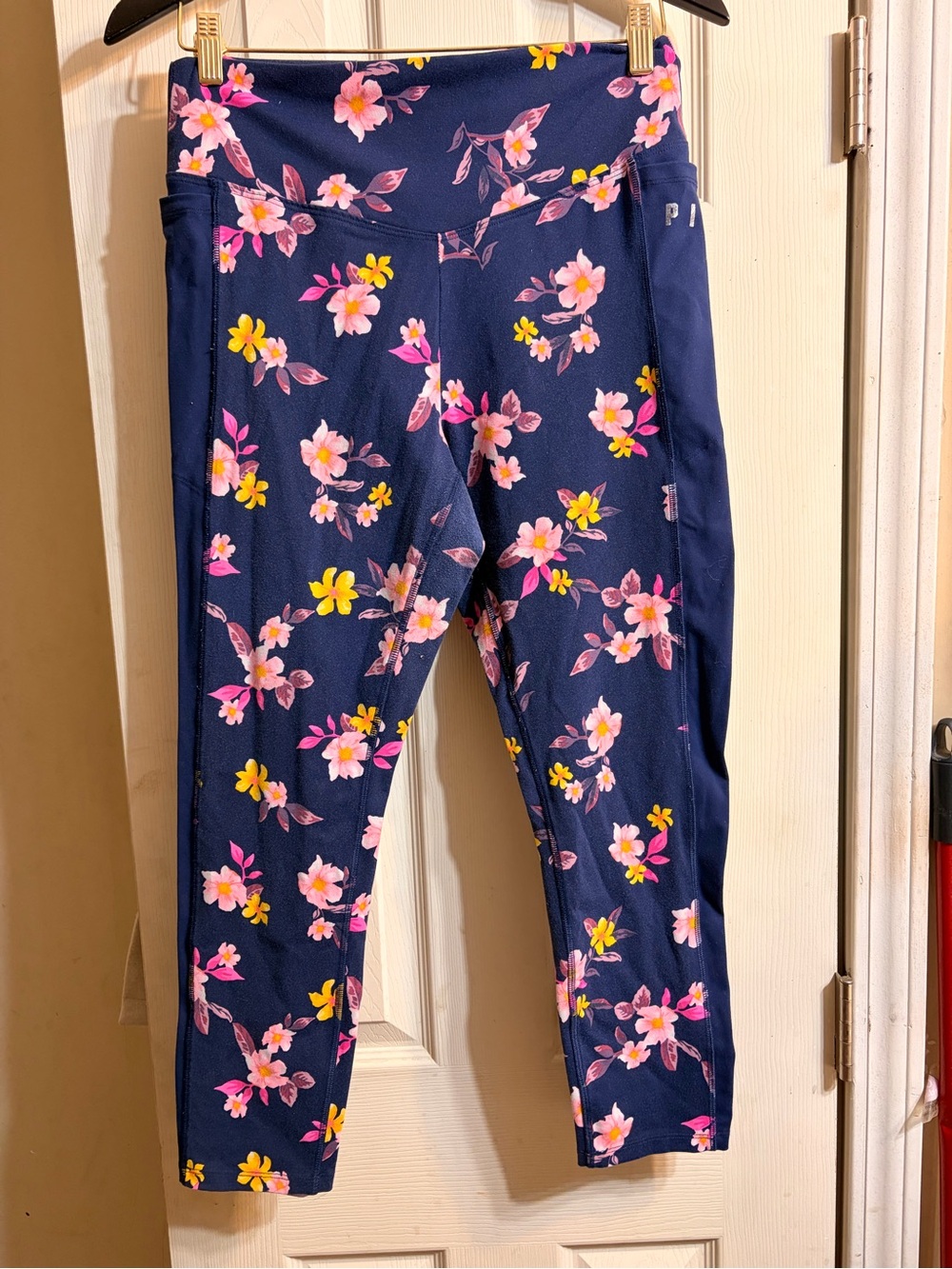 PINK Victoria's Secret Navy Floral Leggings - Picture 2 of 4